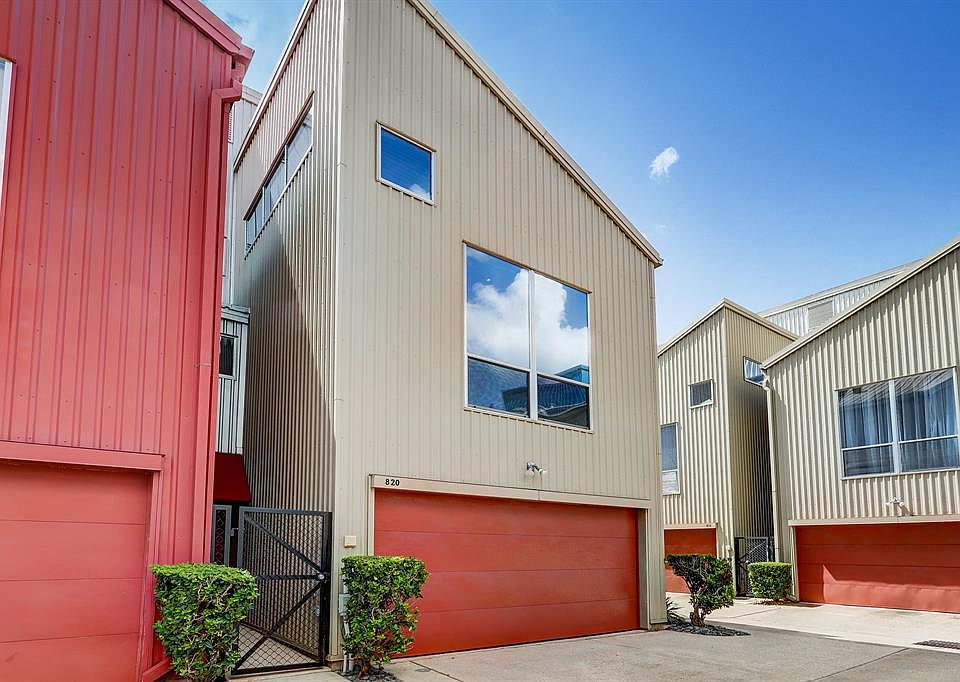 Nice desirable corner unit.