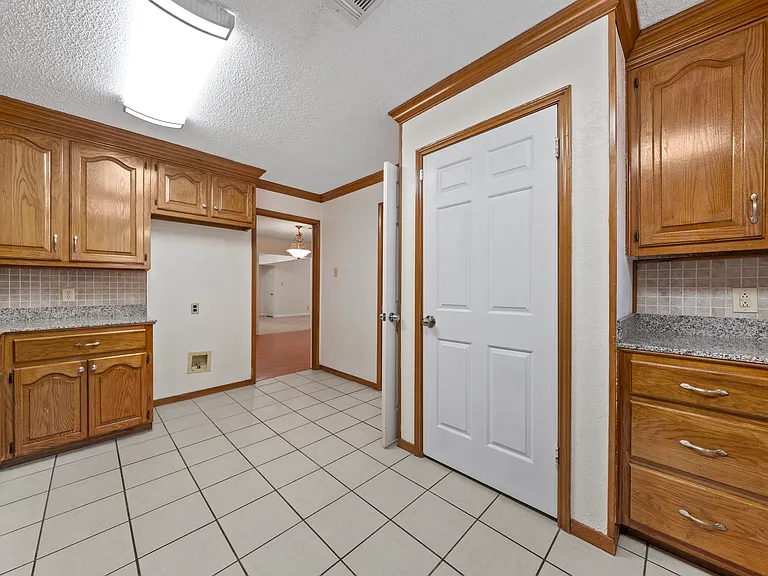 9622 Oak Springs Dr — Photo 18