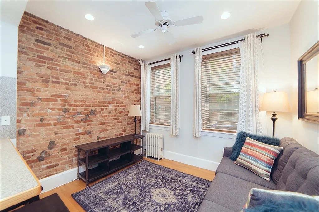 1 bed, 320 sqft, $2,600 — Photo 2
