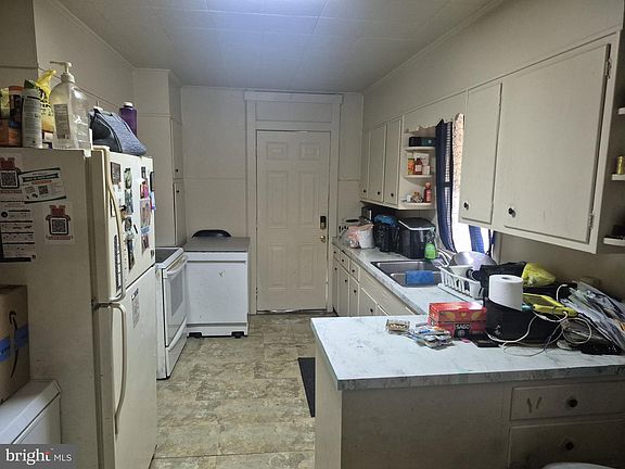 4th image of 633 Manor St