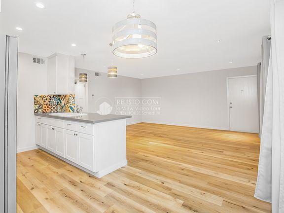 3rd image of 33 Roque Moraes Ct APT 1