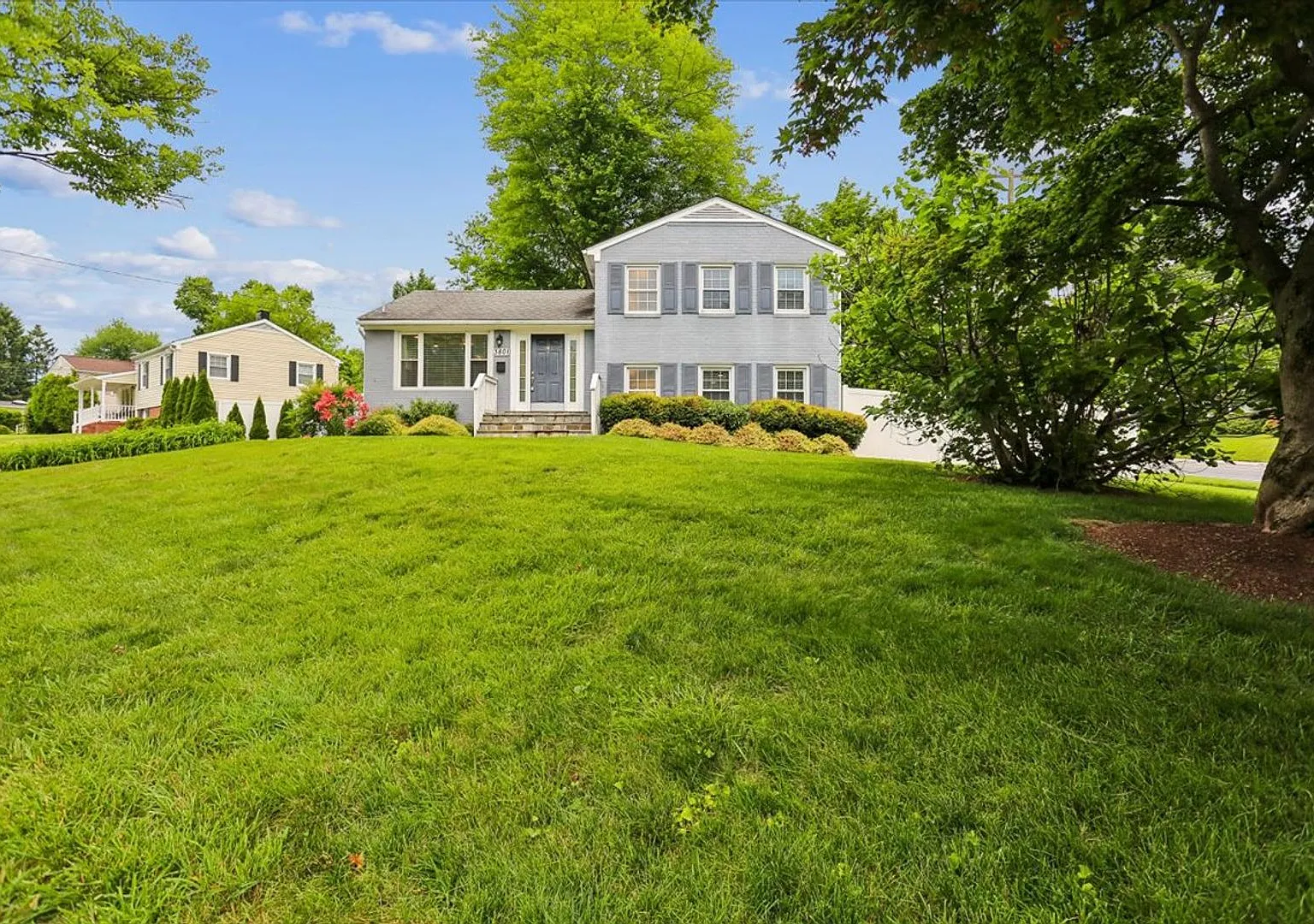 Picturesque Corner Lot Single Family Home in Kensington — Photo 2