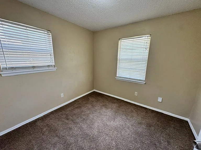 712 N Janeway Ave — Photo 3