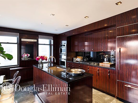 3rd image of 100 W 58th St APT 6D