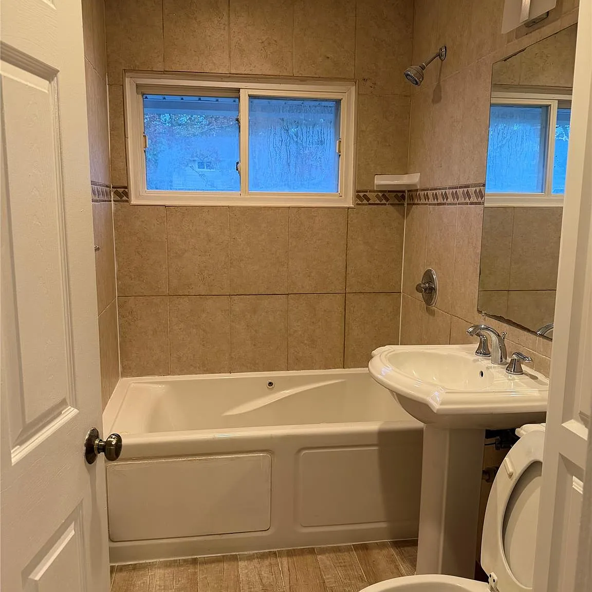 4 bed, 2.0 bath, 1444 sqft, $4,000 — Photo 4
