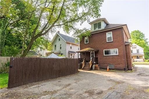 4th image of 275 E York St