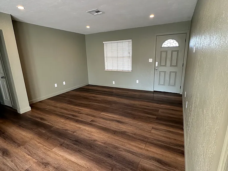7355 Meadowlawn Dr N — Photo 7