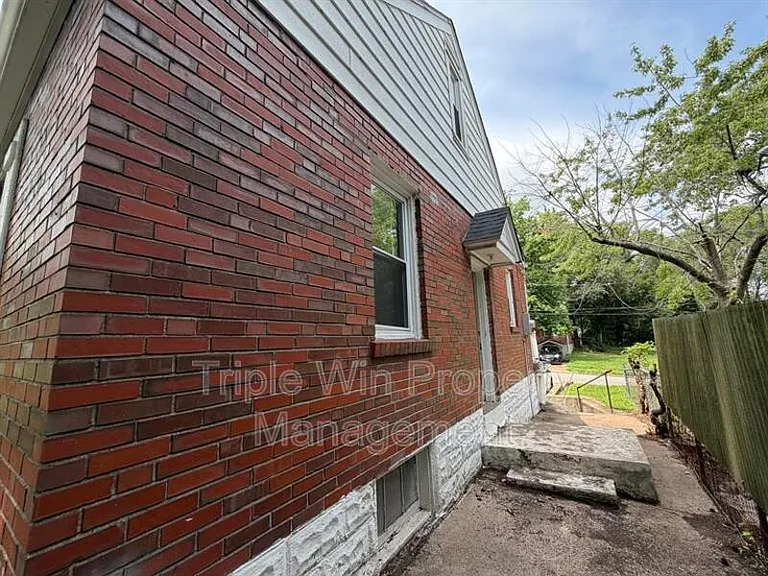 802 Rolwes Ave — Photo 4