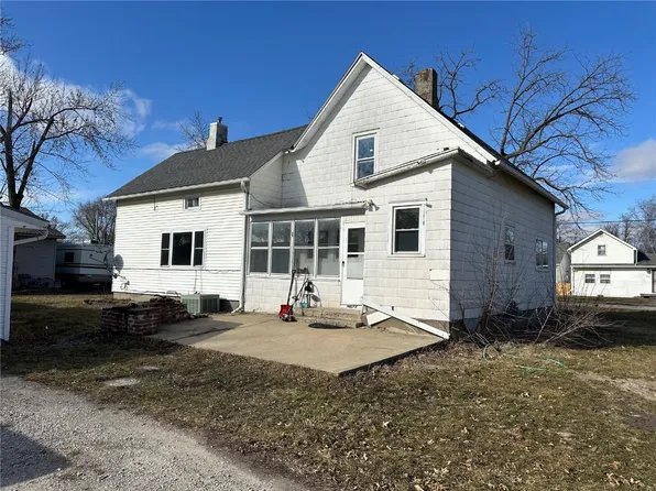 694 E Hilton St, Marengo, IA 52301
