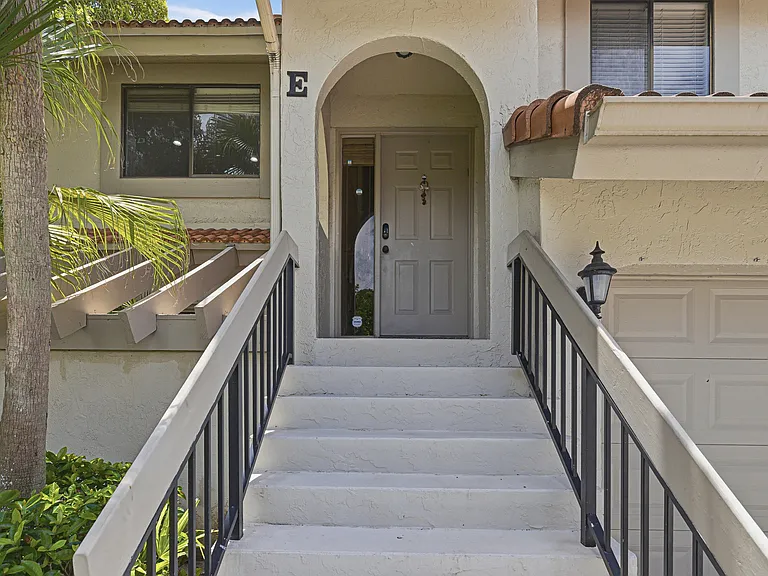 5530 Coach House Cir — Photo 3