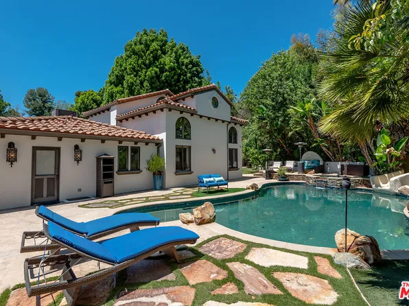 4050 Hayvenhurst Dr, Encino, CA 91436