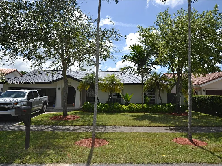 5785 SW 89th Ave — Photo 1