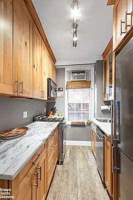 4th image of 137 E 66th St APT 1A