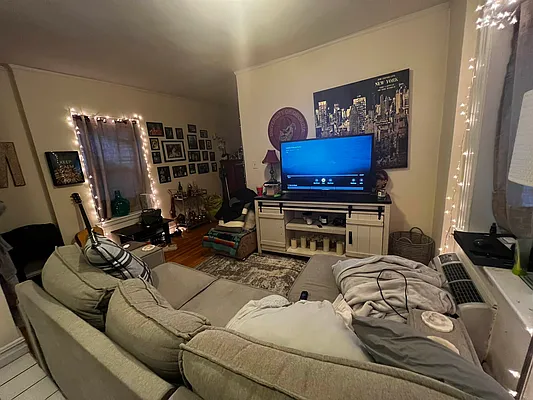 Rented by Salon Realty Corp | media 10