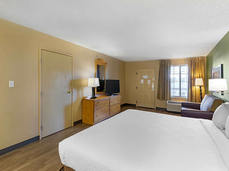 Deluxe Studio - 1 King Bed