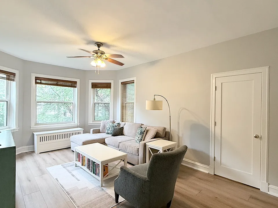 735 W Bittersweet Pl #1N