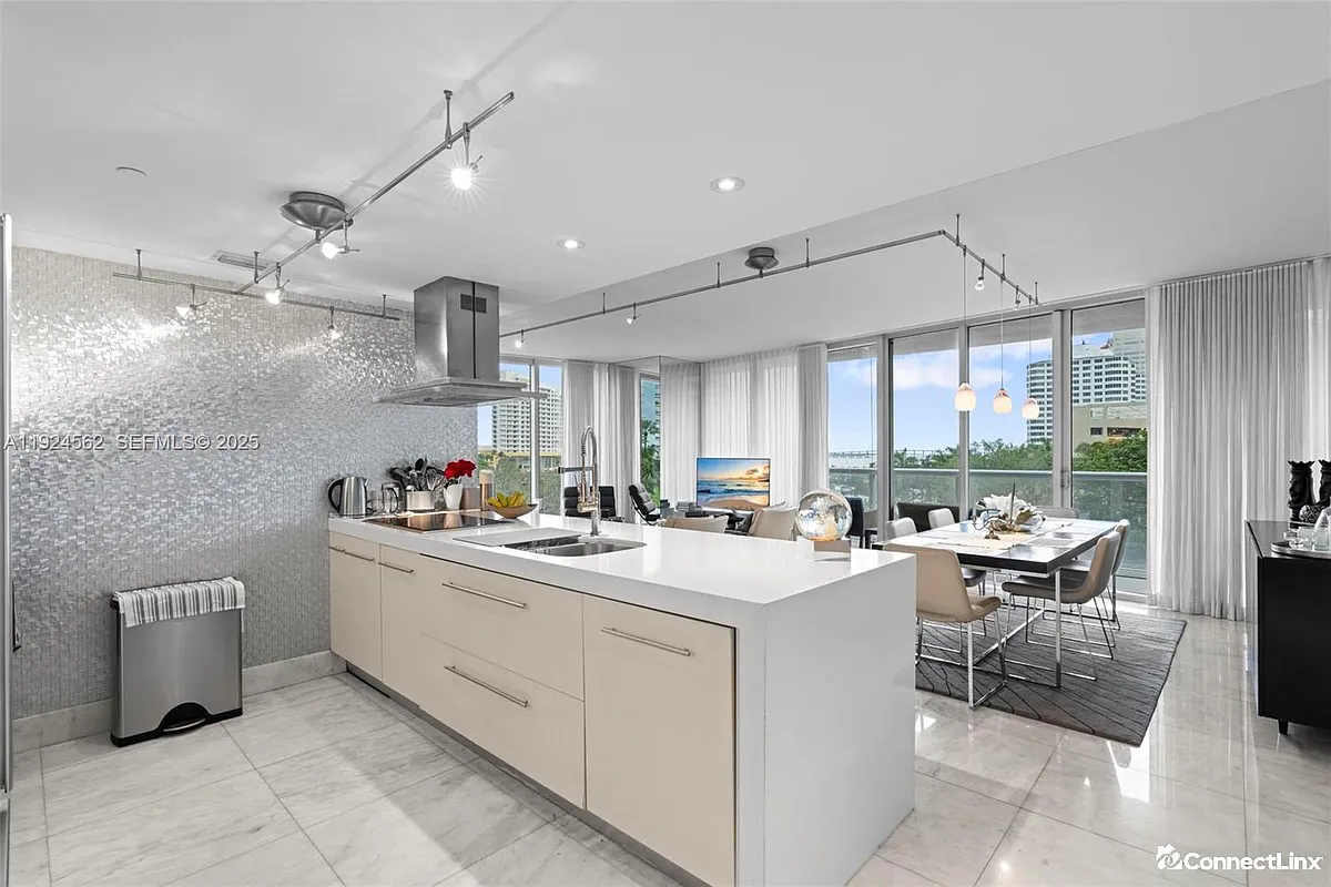 Building Photo - 495 Brickell Ave #501