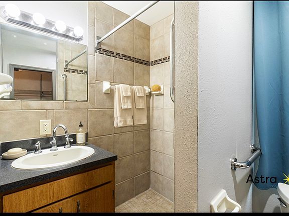 4th image of 945 19th Ave S #2