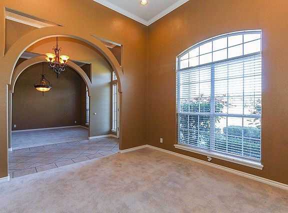 Formal dining seats 8 or more