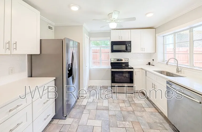 843 West St — Photo 2