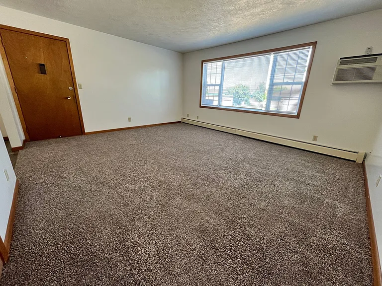 3505 S Hawthorne Ave — Photo 4