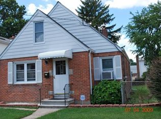 321 Andrews Rd, Mineola, NY 11501