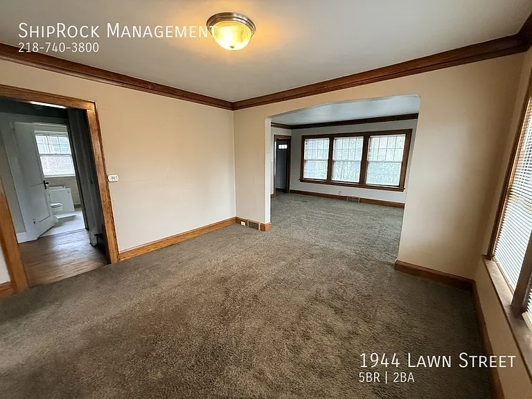 1944 Lawn St — Photo 5