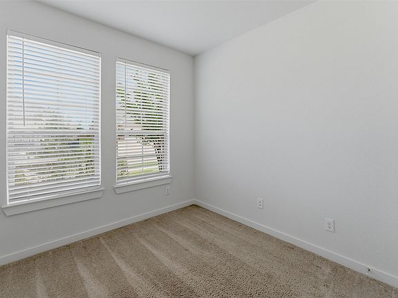 5th image of 305 Evans Dr