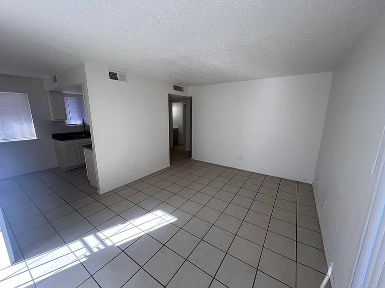 1005 Dickerson Dr SE #A — Photo 1