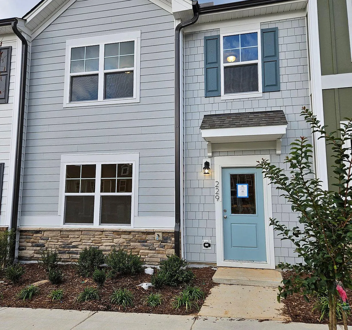 3 bed, 2.5 bath, 1735 sqft, $1,895 — Photo 1
