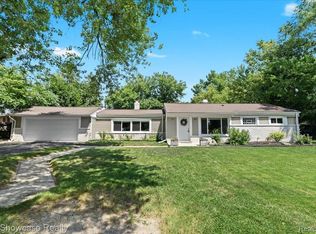 216 Fernbarry Dr, Waterford, MI