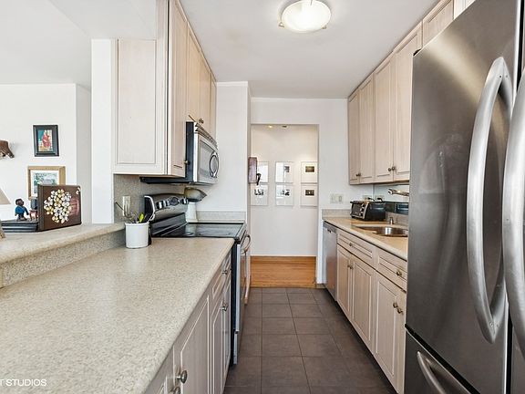 5th image of 2650 N Lakeview Ave APT 1901