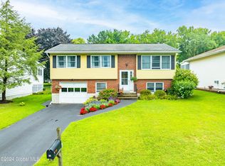 17 Par Cir, Albany, NY 12208
