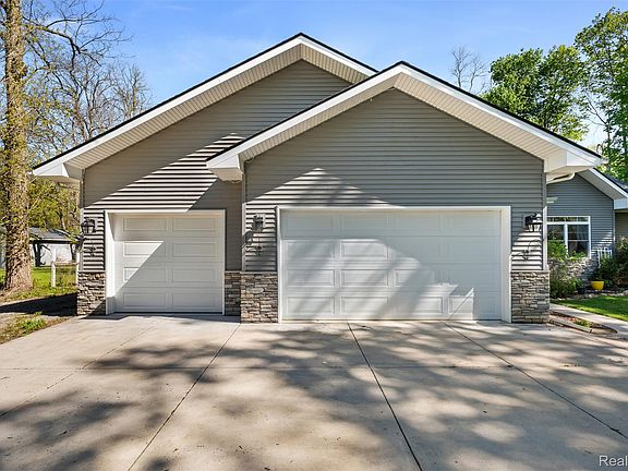 5th image of 8306 Foster Rd
