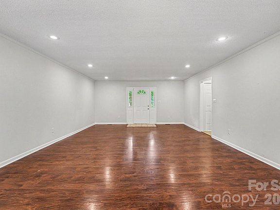 4th image of 2684 Tiffany St