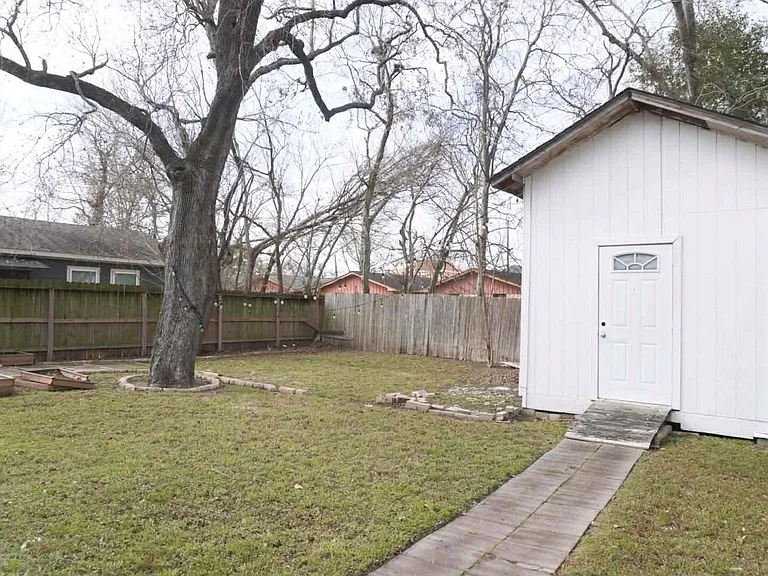 7916 Comal St — Photo 4
