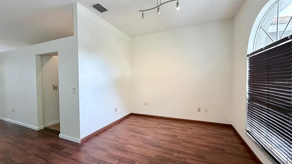 3 bed, 2.0 bath, 2052 sqft, $3,100 — Photo 4