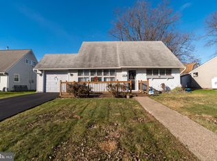 77 Ironwood Rd, Levittown, PA 19057