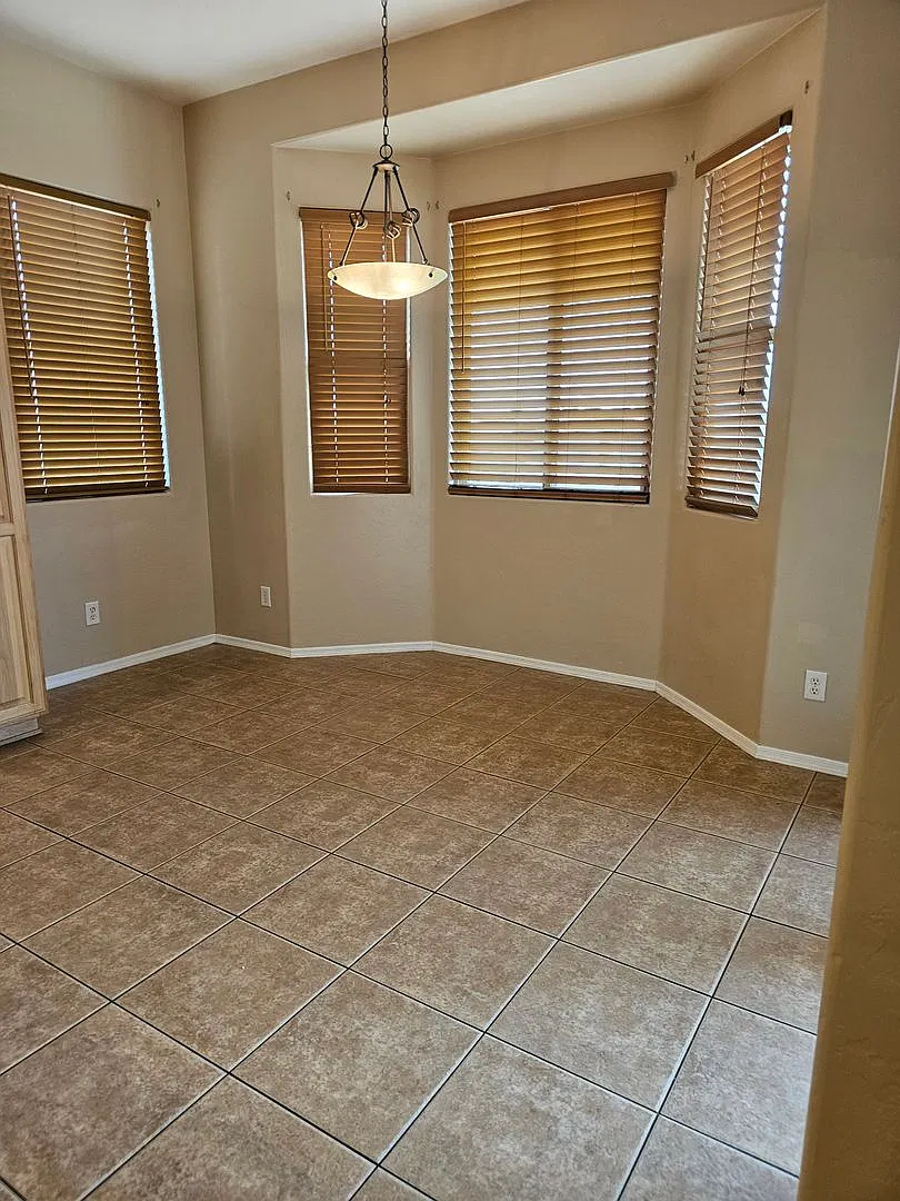 Large 4 bedroom 2 bath with a great view!! — Photo 3