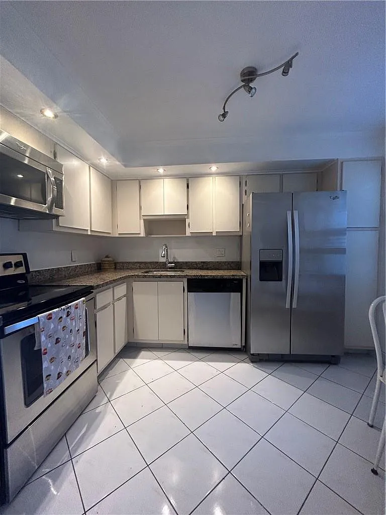 3 bed, 2.0 bath, 1444 sqft, $2,400 — Photo 1