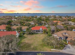 565 Newport Dr, Indialantic, FL 32903