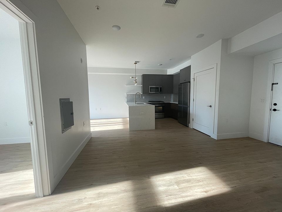 1st image of 276 Duncan Ave #4E