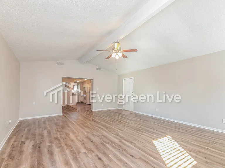 821 Quebec Dr — Photo 3