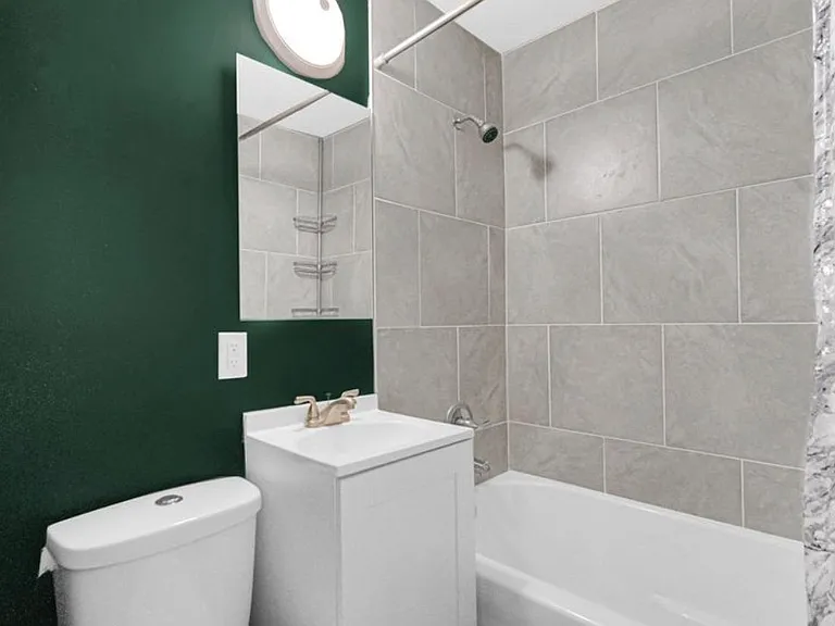 1015 E 36th Pl — Photo 2