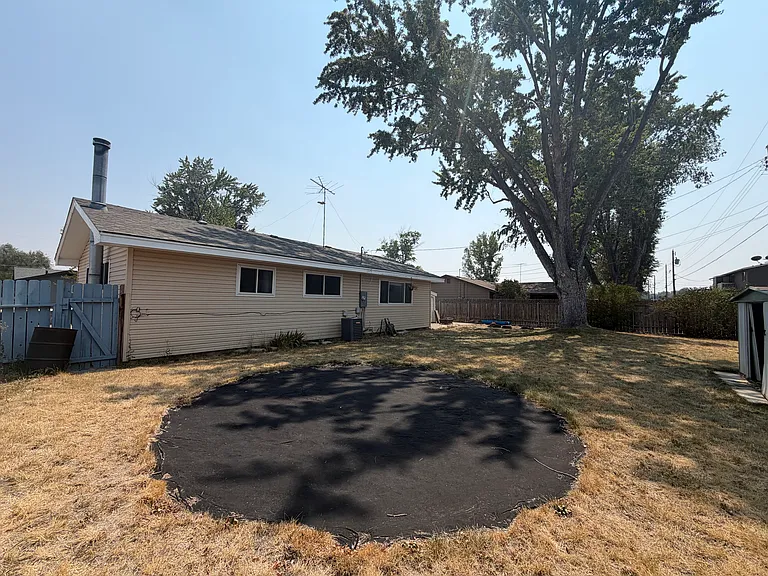 1045 Gridley Dr — Photo 11