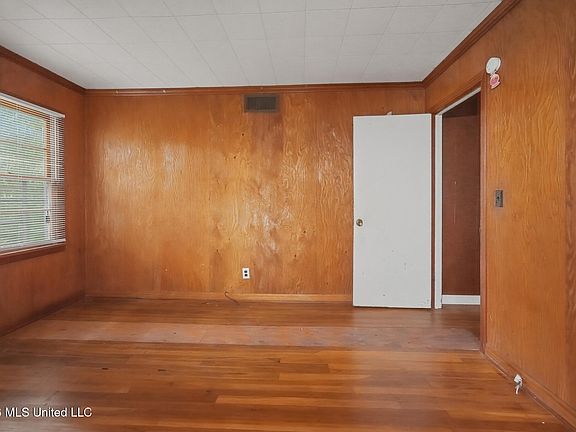 4th image of 215 Carmel Ave