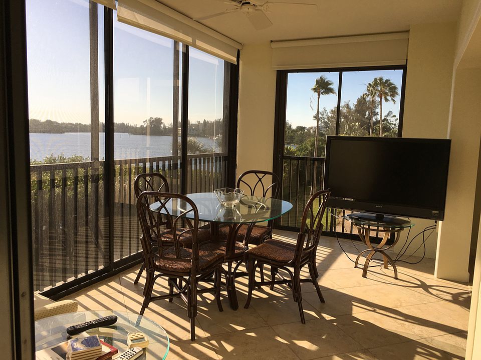 lanai overlooking bay 