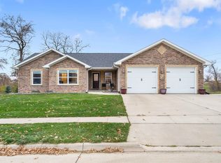 1045 Marisa Rdg, Dubuque, IA 52001