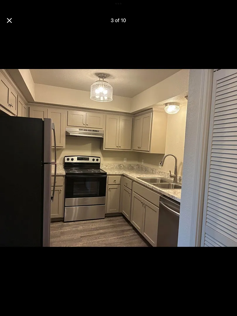 2305 Augusta Ave — Photo 2