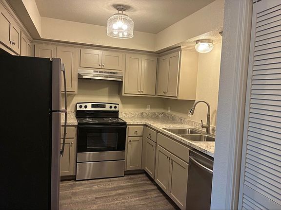 2nd image of 2305 Augusta Ave